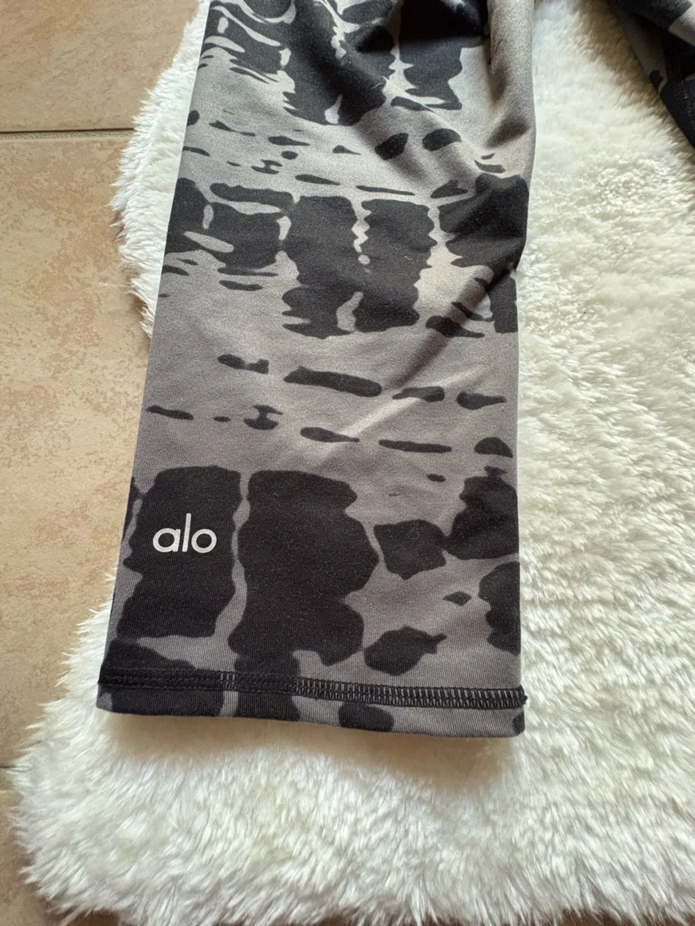 Alo Yoga Womens Airbrush Abstract Tie Dye Cropped Leggings Size S